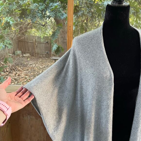 Neiman Marcus Women's Silver 100% Cashmere Shawl Wrap One Size - Picture 5 of 9